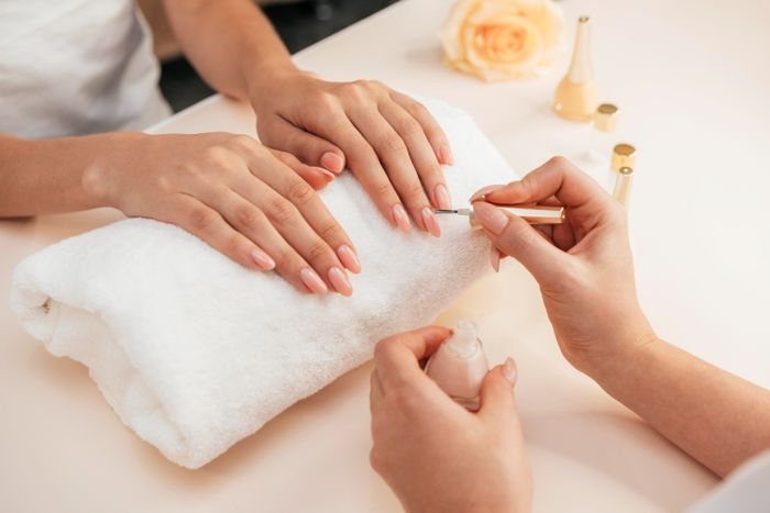 Rekomendasi aktivitas me time: Menicure pedicure di salon.