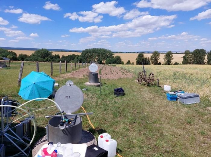 Pekerjaan lapangan mengambil sampel air tanah di Hainich. Sumur air tanah yang diambil sampelnya oleh para ilmuwan Bremen didirikan di dalam pusat penelitian kolaboratif (CRC) AquaDiva dari Universitas Friedrich Schiller di Jena.
