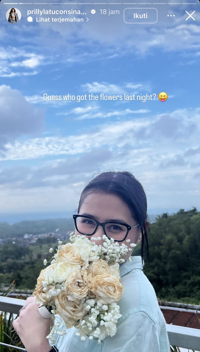 Prilly dapat buket bunga di pernikahan Angga Yunanda.