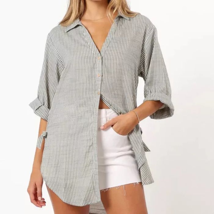 Rekomendasi fashion item ala nelayan: Oversized shirt.