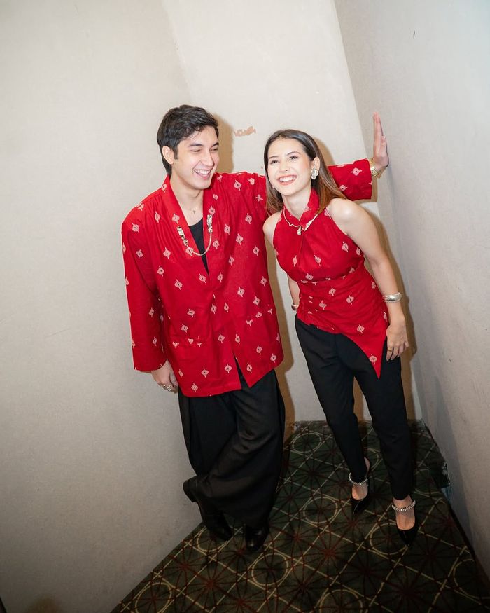 Potret serasi Junior Roberts dan Sandrinna Michelle kenakan baju kembar.