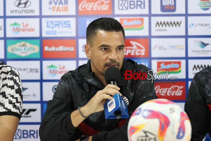 Pelatih Persija Jakarta, Carlos Pena, sedang memberikan keterangan kepada awak media di Stadion Patriot Candrabhaga, Bekasi, Jawa Barat, Sabtu (15/2/2025).