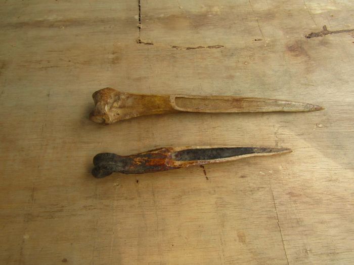 Foto berjudul 'Pisau Tradisional' karya Laurens Hembring, petani berusia 35 tahun. Alu adalah sebutan pisau tradisional masyarakat Kampung Imsar, terbuat dari tulang kasuari yang diruncingkan, digunakan oleh para leluhur untuk menjaga diri dari serangan musuh dan hewan buas, ungkapnya dalam takarir foto. Dalam hukum adat, alu digunakan untuk membunuh seseorang yang melanggar sanksi adat. Keberadaan alu mulai langka, sementara alu adalah benda bernilai sejarah.