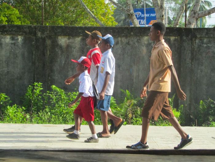 'Anak-Anak Sekolah Kampung Imsar' karya Oskar Giay, petugas keamanan SMKN 2 Nimboran berusia 30 tahun.   Di Kampung Imsar terdapat 40 orang anak yang berjalan kaki ke sekolah dengan jarak yang berbeda-beda, ungkapnya. Jarak Kampung Imsar dengan SD dan SMP YPK Genyem sekitar 4 km, dengan SMA 1 Nimboran 7 km, sedangkan menuju SMK 2 Nimboran sejauh sembilan kilometer. Mereka tetap semangat dan tabah untuk pergi sekolah demi mengejar cita-cita mereka.