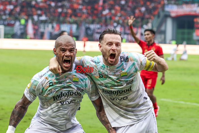 Marc Klok (kanan) sedang ikut selebrasi gol dari David Da Silva (kiri) dalam laga pekan ke-23 Liga 1 2024 antara Persija Jakarta versus Persib Bandung di Stadion Patriot Candrabhaga, Bekasi, Jawa Barat, Minggu (16/2/2025).