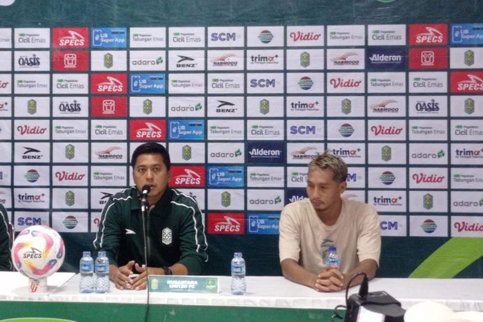 Pelatih dan pemain Nusantara United, Stefan Keeltjes dan Qischil Gandrum Minny, saat jumpa pers pada pertandingan Liga 2 2024/2025 di Stadion Kebo Giro, Boyolali.