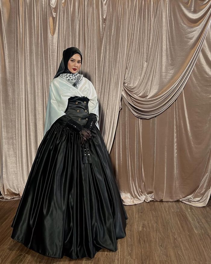 Paula Verhoeven dalam runway brand modest lokal.