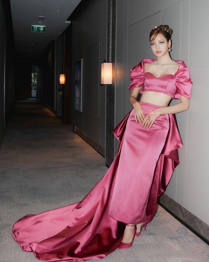 Busana serba pink rancangan brand mewah yang dikenakan Lisa Blackpink.