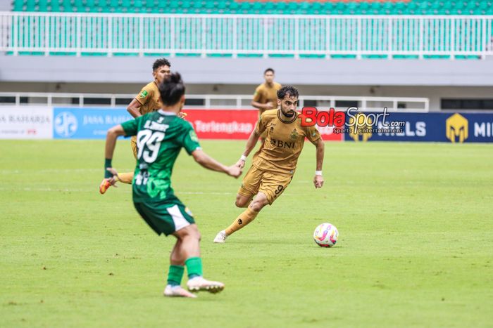 Fareed Sadat (kanan) sedang menguasai bola dalam laga babak delapan besar Grup Y Liga 2 2024 antara Bhayangkara FC versus PSKC Cimahi di Stadion Pakansari, Bogor, Jawa Barat, Selasa (18/2/2025).