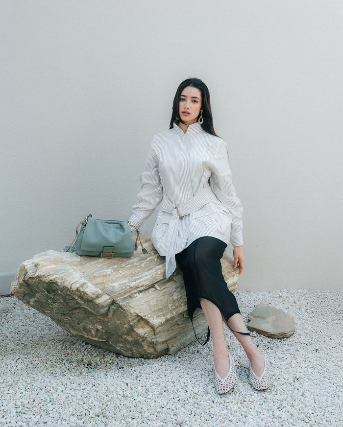 Ameera Khan kenakan outfit Fendi.