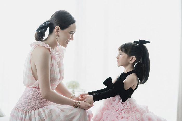 Potret Shandy Aulia bersama sang putri, Claire Herbowo.