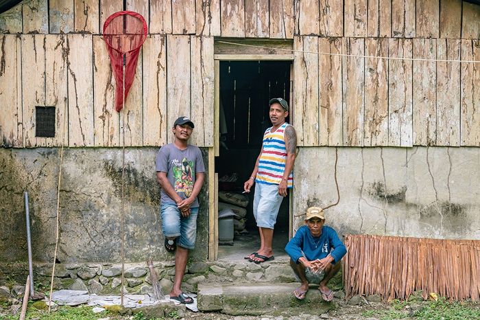 Carlos, Egy, dan Edi berpose di depan rumah kayu sederhana di penangkaran kupu-kupu. Egy mewarisi penangkaran ini dari ayahnya. Ia bercita-cita kelak penangkaran ini menjadi kawasan wisata supaya orang bisa datang melihat kupu-kupu hidup.