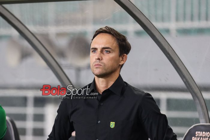 Pelatih Persebaya Surabaya, Paul Munster, sedang memantau para pemainnya di Stadion Pakansari, Bogor, Jawa Barat, Jumat (21/2/2025).
