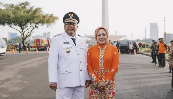 Rano Karno bersama istri.