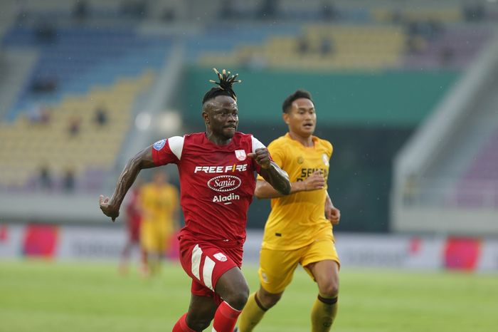 Pemain Persis Solo, Moussa Sidibe, saat beduel dengan pemain Semen Padang, Jumat (21/2/2025).