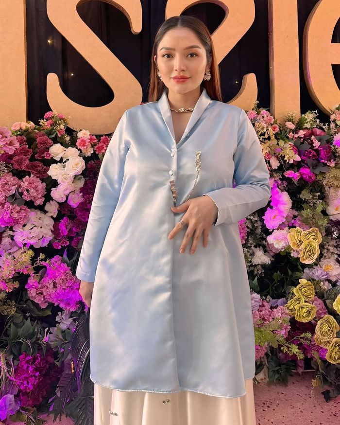 Siti Badriah kenakan kebaya biru saat hadiri event off-air.
