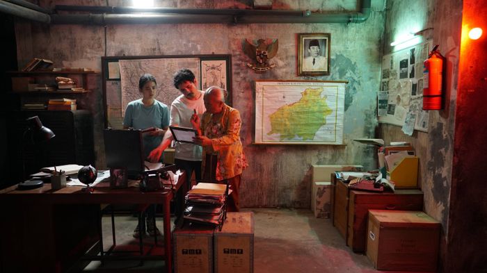 Aktris senior Yatti Surachman saat berada di lokasi syuting dan beradu akting dengan aktor muda Jerome Kurnia.