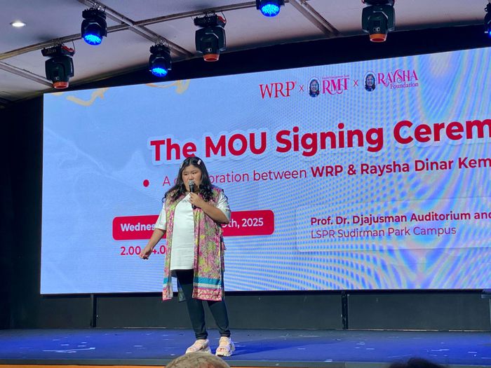 Raysha Dinar Kemal Gani sebagai pelukis dalam hampers kolaborasi bersama WRP Indonesia.