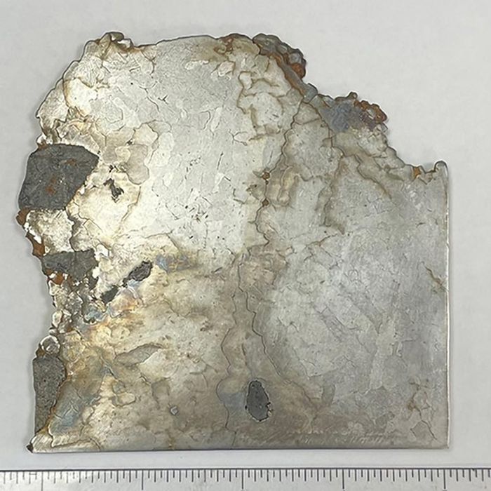 Sepotong meteorit besi Campo del Cielo, salah satu sampel yang diukur dalam penelitian ilmiah ini.