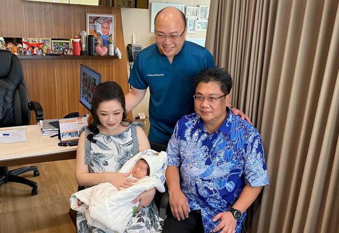 dr. Benny bersama Ellislie (47) dan suami, telah menantikan kehadiran buah hati selama 20 tahun lamanya.
