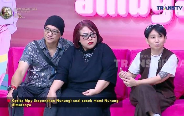 Keponakan Nunung, Mpy (kanan) memberikan kesaksian soal kerja keras dan pengorbanan Nunung untuk keluarganya di kampung.