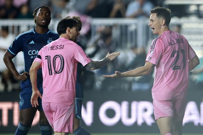 Lionel Messi (10) dan Tadeo Allende (21) merayakan gol bersama untuk Inter Miami ke gawang Sporting Kansas City pada leg 2 putaran 1 CONCACAF Champions Cup 2025 di Chase Stadium, Rabu (26/2/2025) pagi WIB.