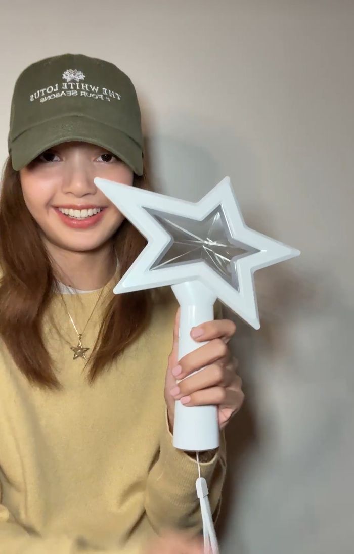Official lightstick Lisa BLACKPINK untuk karier solonya.