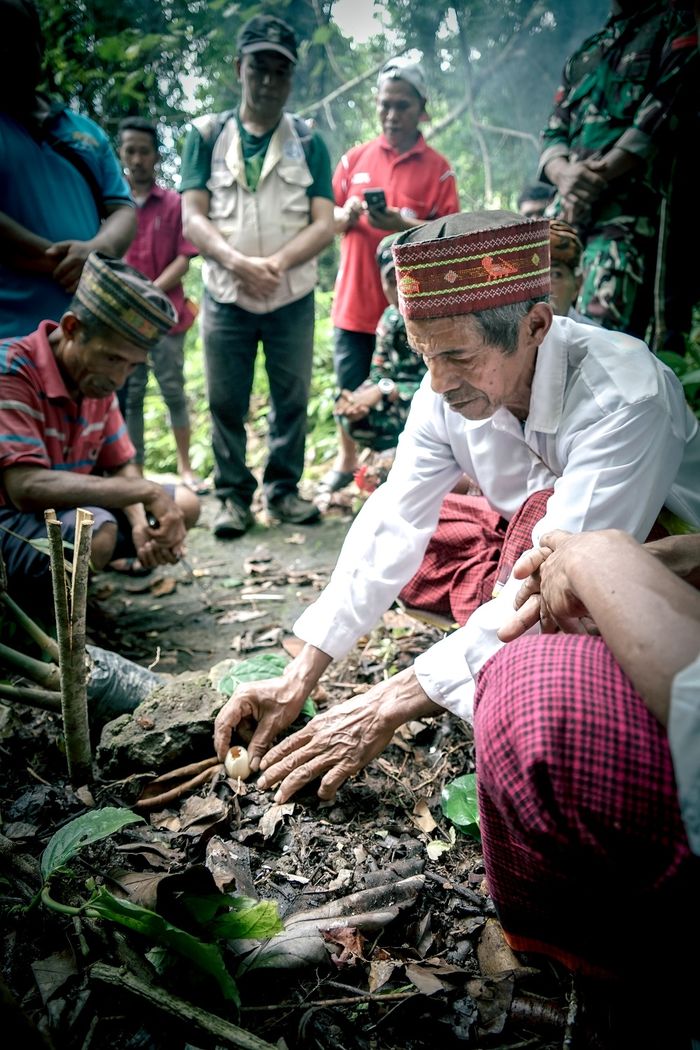 Kegiatan menanam bibit bambu di wilayah Paroki Narang demi melestarikan sumber daya air untuk anak cucu.