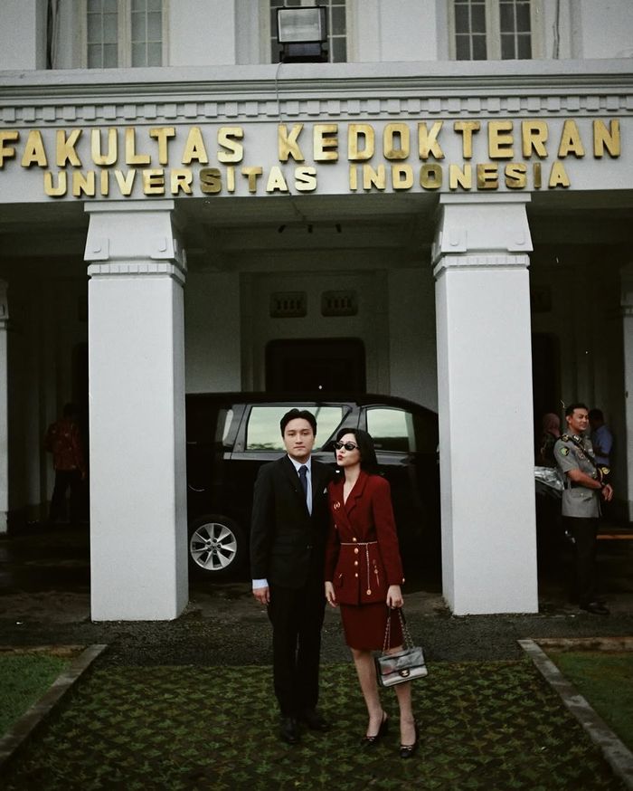 Potret Isyana Sarasvati dan Rayhan Maditra di depan Fakultas Kedokteran, Universitas Indonesia.