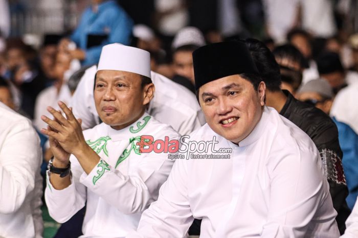 Ketua Umum PSSI, Erick Thohir (kanan), saat hadir dalam acara doa bersama untuk timnas Indonesia di Kawasan Luar Stadion Utama Gelora Bung Karno, Senayan, Jakarta, Jumat (23/2/2025).
