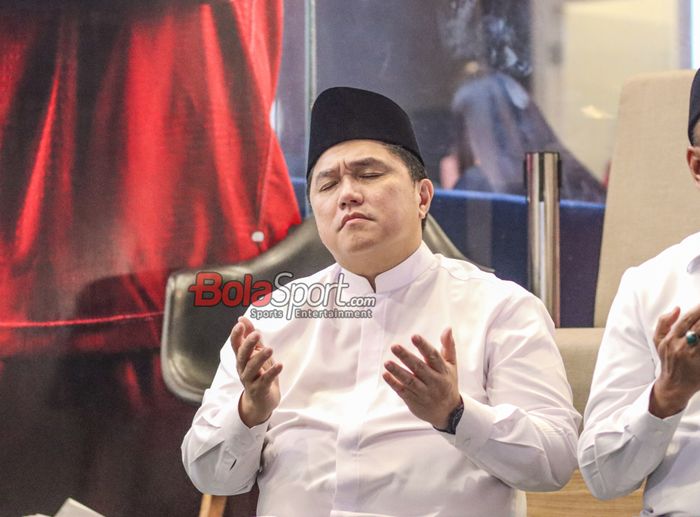 Ketua Umum PSSI, Erick Thohir, sedang memanjatkan doa dalam acara doa bersama untuk timnas Indonesia di Kawasan Luar Stadion Utama Gelora Bung Karno, Senayan, Jakarta, Jumat (23/2/2025).