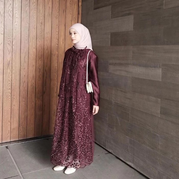Prediksi tren warna baju Lebaran 2025: Burgundy.
