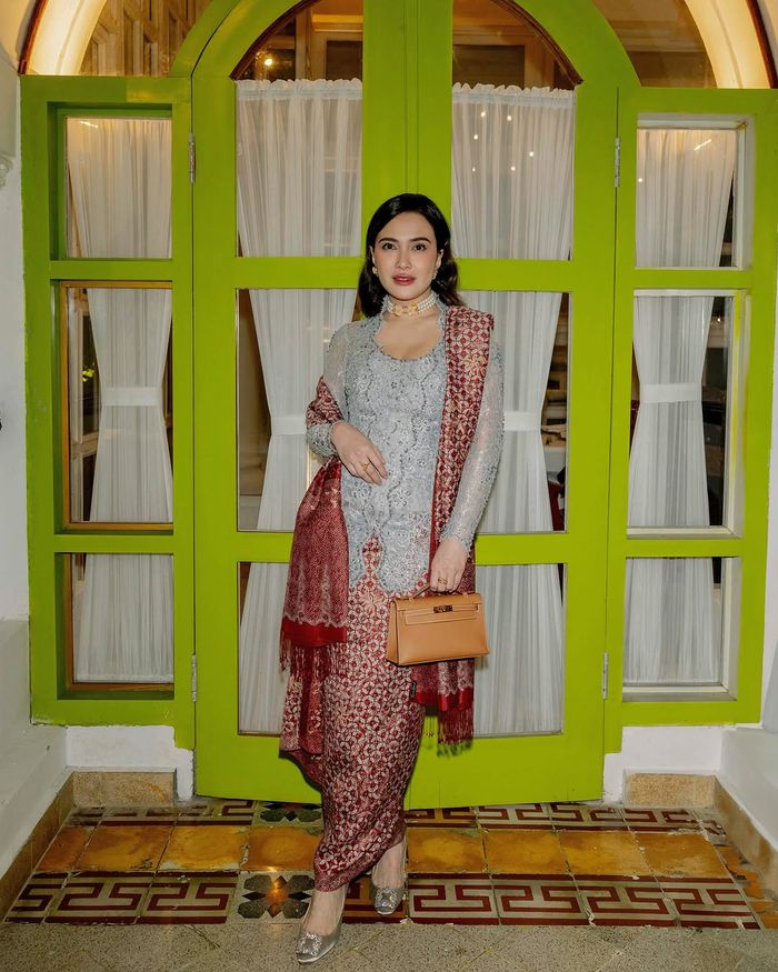 Motif batik yang dikenakan Shandy Aulia merupakan salah satu motif batik tertua di Jawa.