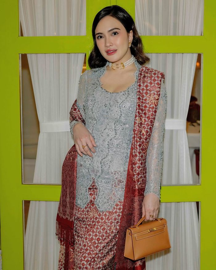 Shandy Aulia kenakan kebaya brokat santun.