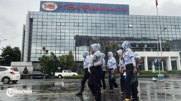 Buruh PT Sri Rejeki Isman Tbk (Sritex) melintas di depan kantor perusahaan tekstil tersebut, Rabu (26/2/2025). Sritex tutup permanen mulai 1 Maret 2025 dan sebanyak 8.475 pekerja kena PHK.