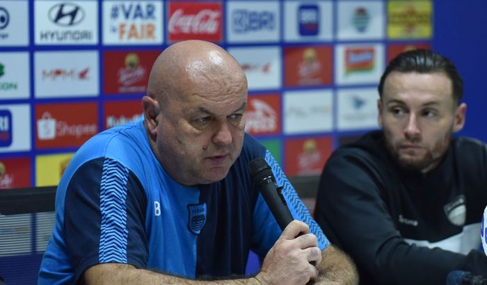 Pelatih Persib Bandung, Bojan Hodak, saat jumpa pers setelah laga kontra Persebaya Surabaya pada pekan ke-25 Liga 1 2024/2025.
