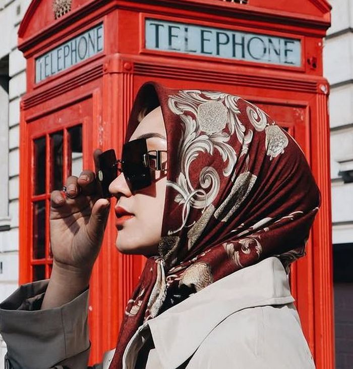 Warna burgundy Diprediksi Jadi Tren Fesyen Lebaran 2025