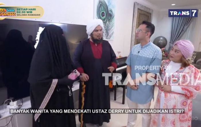 Raffi Ahmad memberikan hadiah kepada ustaz Derry Sulaiman, berupa perjalanan haji tahun ini.