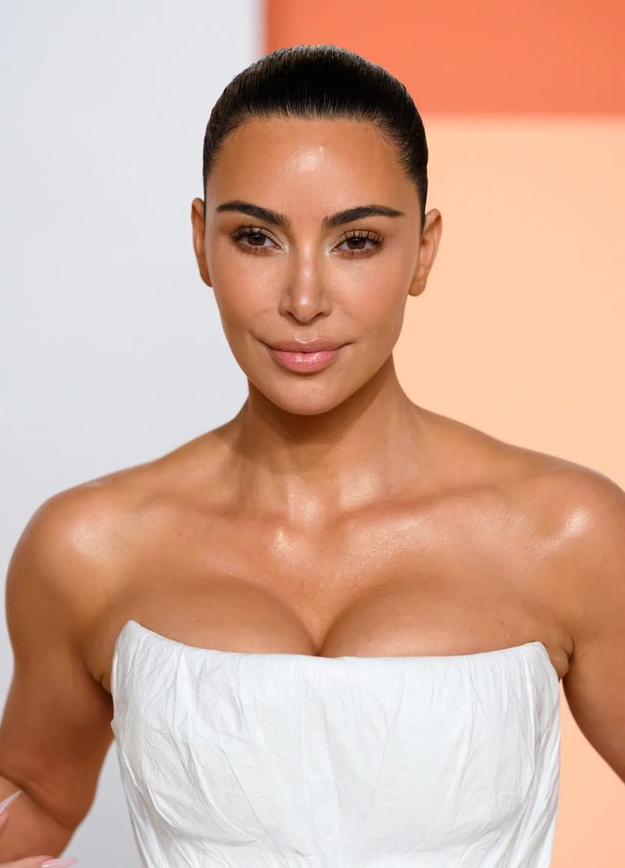 Makeup natural Kim Kardashian di Oscars 2025.