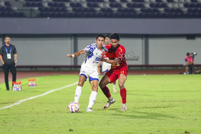 Septian David Maulana (kiri) sedang menguasai bola dan dibayangi Muhammad Ferarri (kanan) dalam laga pekan ke-25 Liga 1 2024 antara Persija Jakarta versus PSIS Semarang di Stadion Indomilk Arena, Tangerang, Banten, Rabu (5/3/2025) malam.