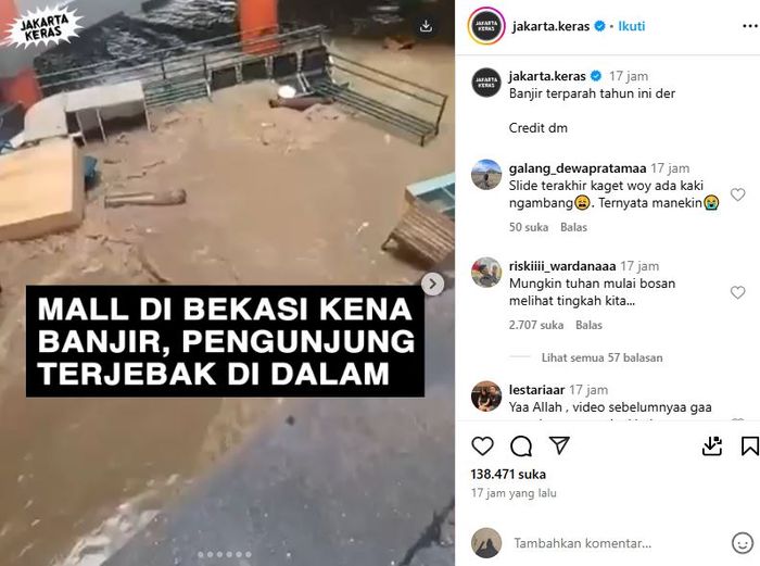Banjir bandang masuk ke dalam mall di Bekasi