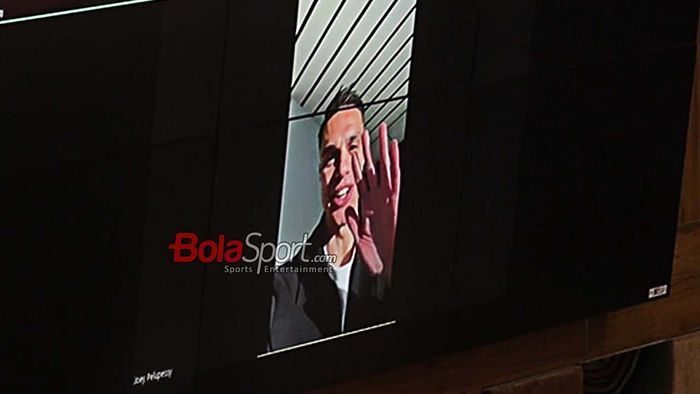 Calon pemain naturalisasi timnas Indonesia, Joel Pelupessy,  sedang ikut sidang bersama secara virtual di Gedung DPR RI, Senayan, Jakarta, Rabu (5/3/2025).