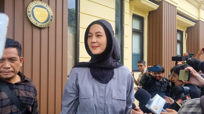 Paula Verhoeven usai sidang cerai dengan Baim Wong di Pengadilan Agama Jakarta Selatan, Rabu (5/3/2025).