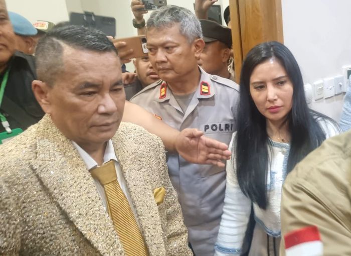 Hotman Paris Hadiri Sidang Usai Sakit