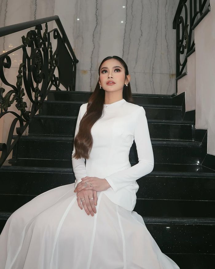 Detail desain dress putih yang dikenakan Mahalini.