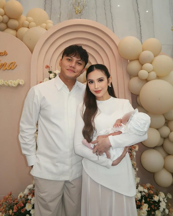 Rizky Febian, Mahalini, dan baby Selina, tampil kompak serba putih.