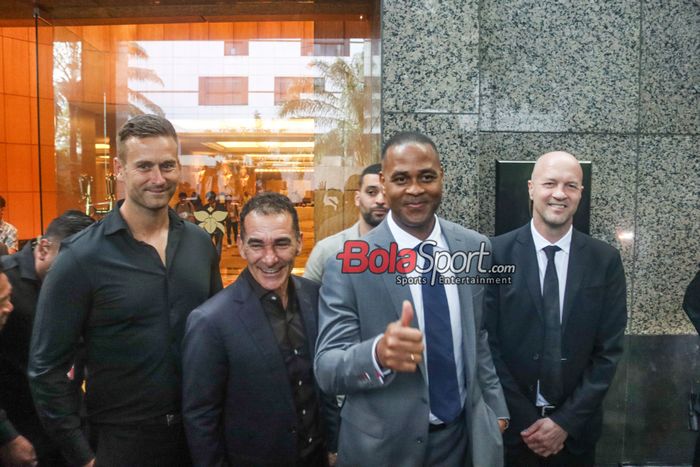 (Dari kiri ke kanan) Sjoerd Woudenberg, Gerald Vanenberg, Patrick Kluivert, dan Jodi Cruyff sedang berfoto bersama di Hotel Mulia, Senayan, Jakarta, Selasa (11/3/2025).
