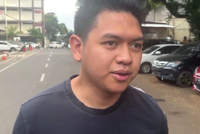 Lintang Fajar, adik Nikita Mirzani menjenguk sang kakak di Polda Metro Jaya, Jakarta, Selasa (11/3/2025). 