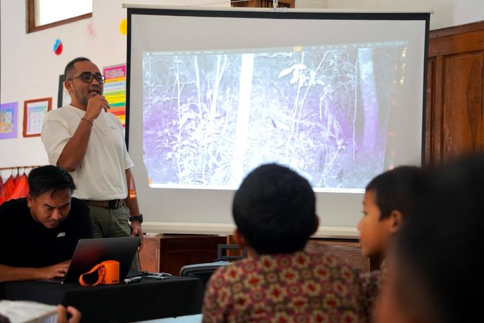 Editor in Chief National Geographic Indonesia, Didi Kaspi Kasim, memutar video rekaman penampakan macan tutul jawa yang tertangkap kamera jebakan di hutan Gunung Muria.