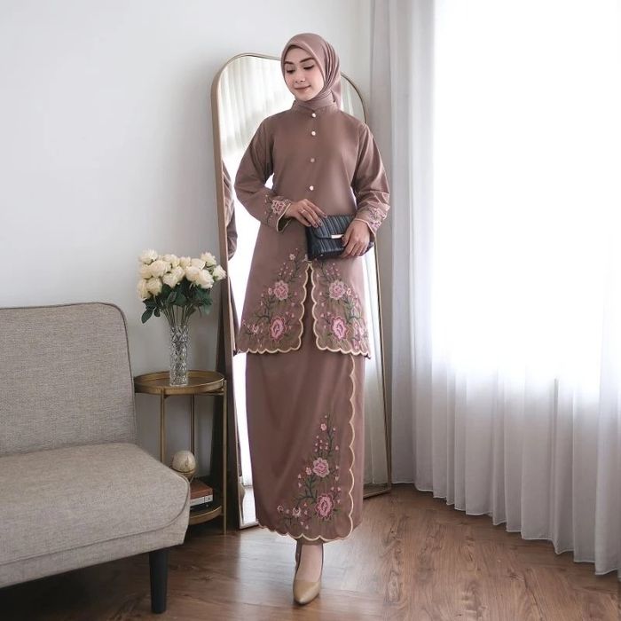 Rekomendasi baju kurung dari online shop di e-commerce untuk Lebaran 2025.